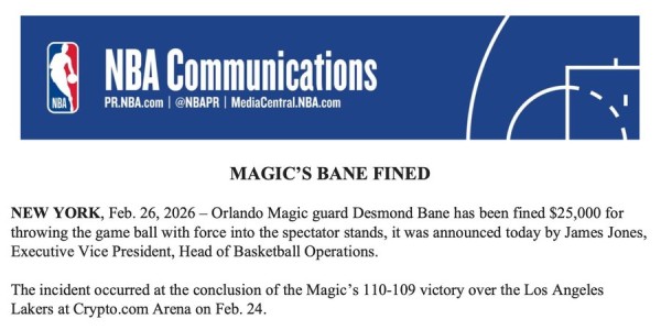 九游娱乐app下载-NBA官宣两张罚单：华子贝恩用力把球扔向观众席 各罚25000美元