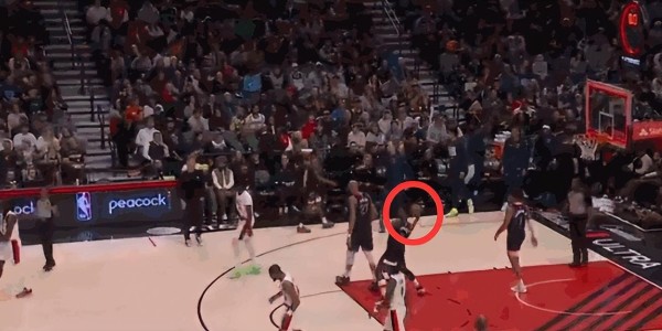 九游娱乐app下载-NBA官宣两张罚单：华子贝恩用力把球扔向观众席 各罚25000美元